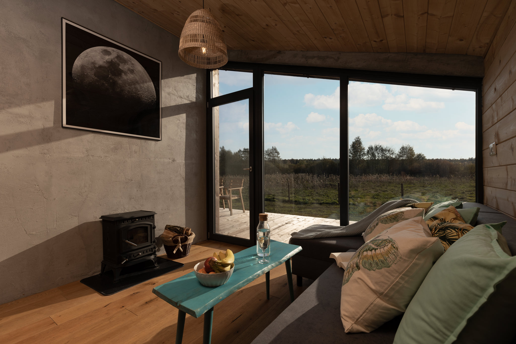 Domek w lesie salon i kominek