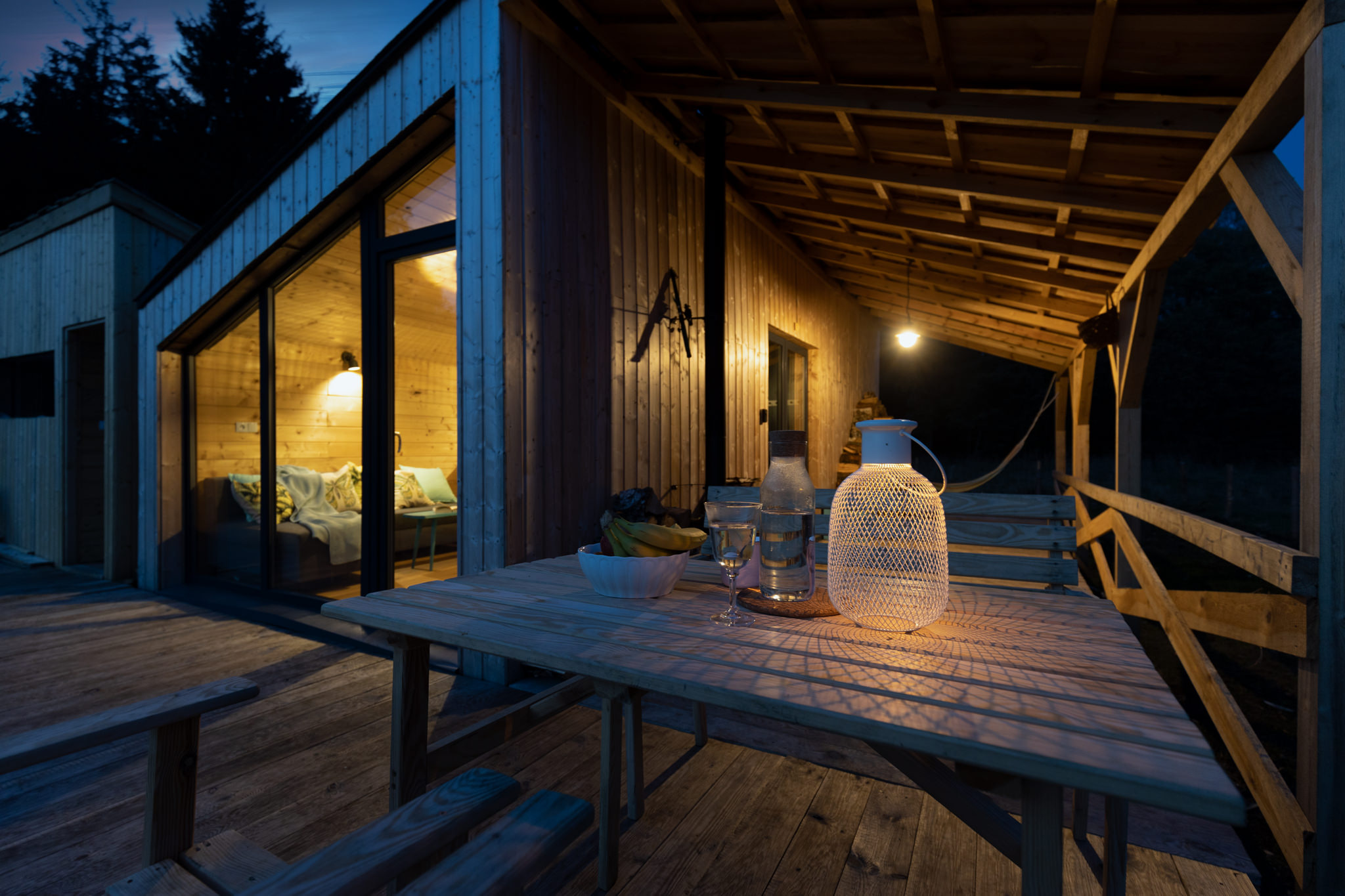 Domek w lesie nocą i lampion